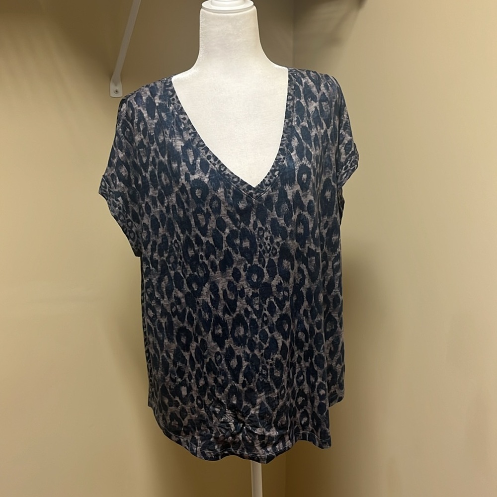 Top. V-neck shirt sleeve like new.